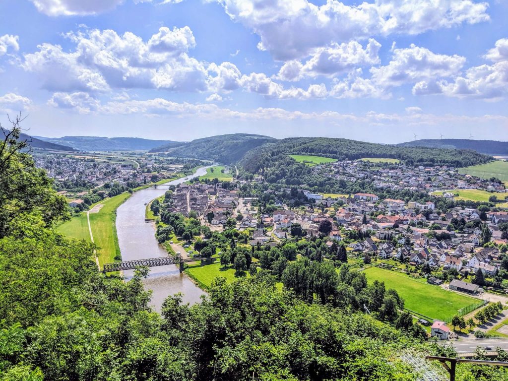 Blick auf die Weser vom Weserberglandweg von der Wander-App Wanderfreund.