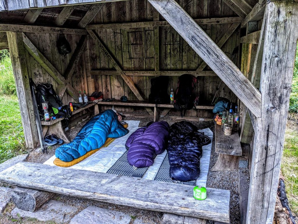 Wanderer beim Schlafen in einer Schutzhütte.
